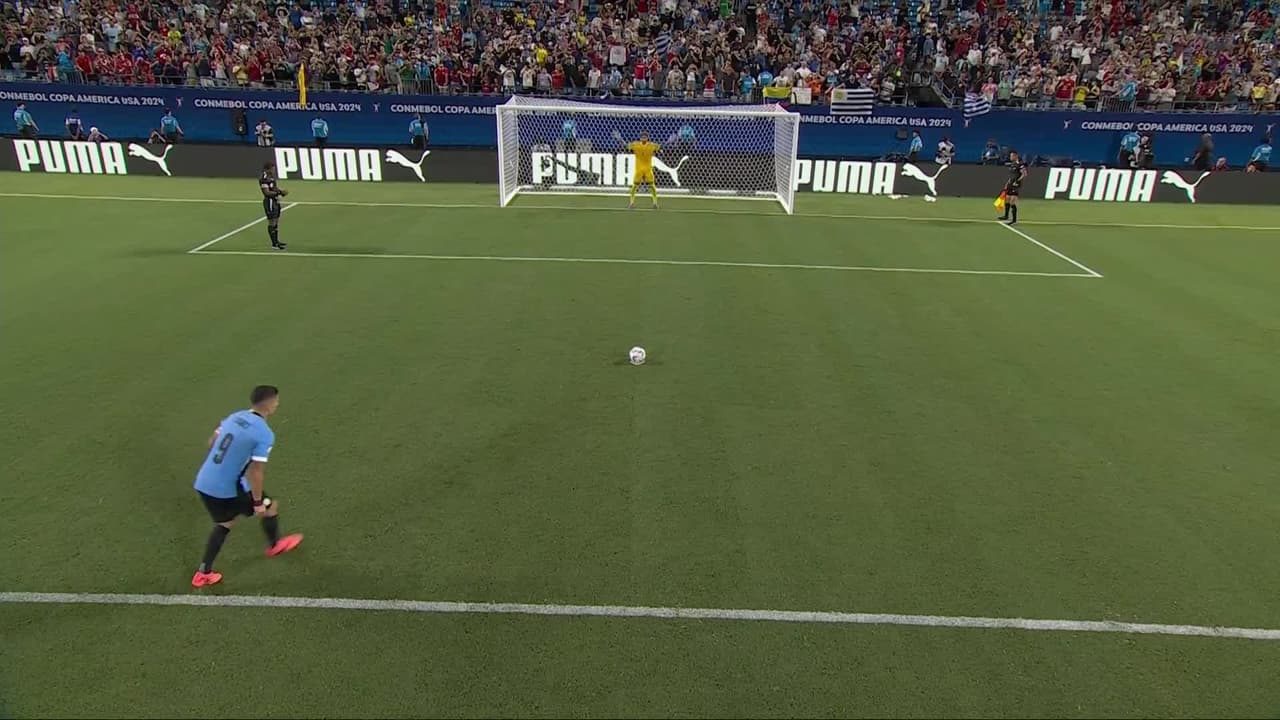 ¡GOL!  anota para Uruguay. Luis Suárez