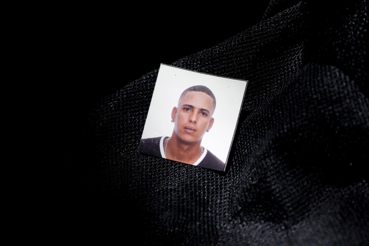 Las fotos tamaño carné que seguramente tenían los cubanos para arreglar su situación.