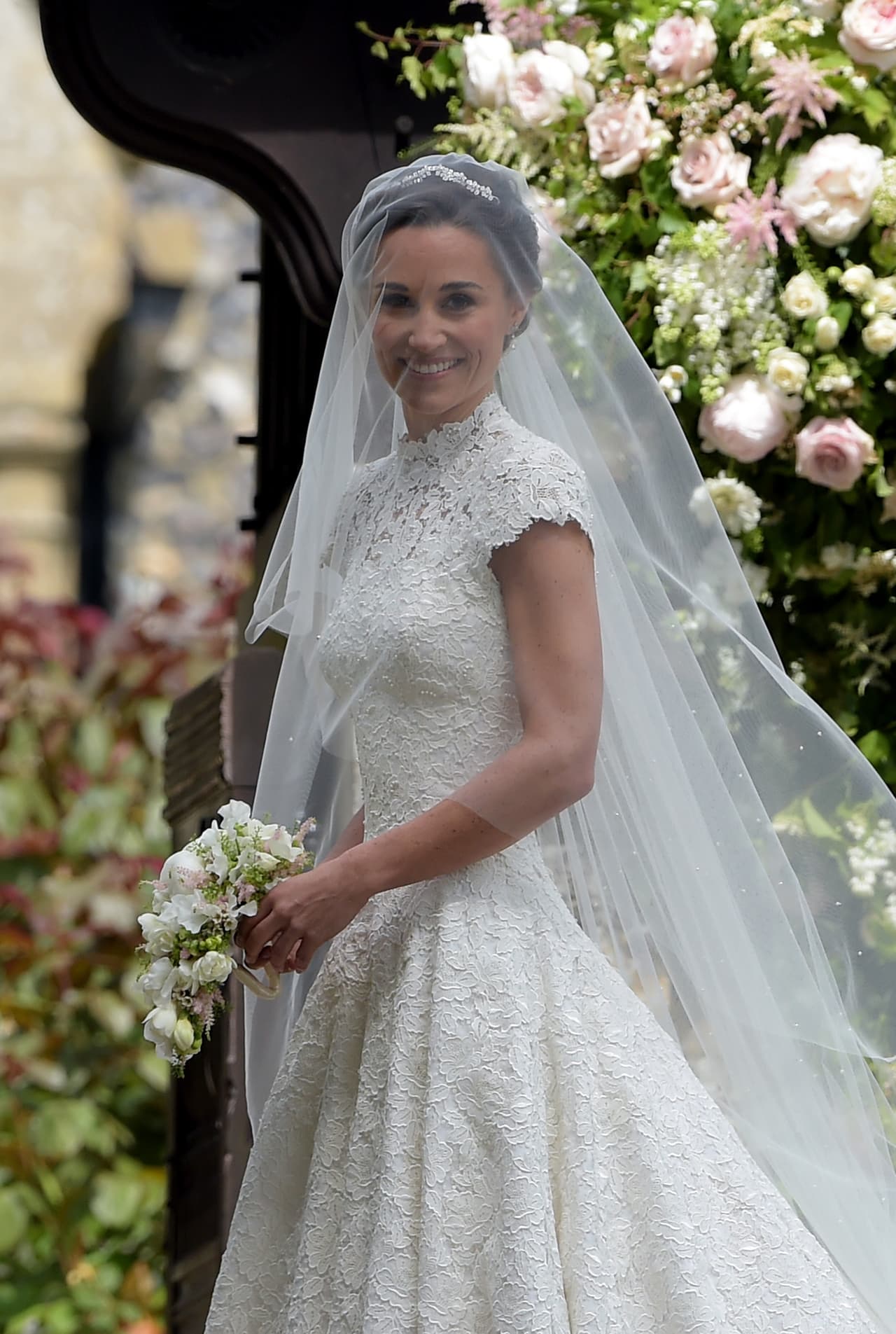 Pero la boda en general fue todo un éxito. Pippa Middleton lució un vestido diseñado por Giles Deacon, estilo romántico en seda y organza con aplicaciones de perlas y un tocado con una elegante tiara y discreto diseño.