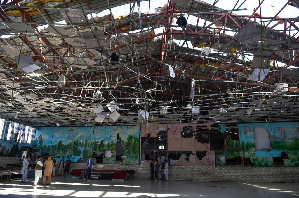 El salón de fiestas donde donde ocurrió el ataque del sábado se encuentra en una zona de la ciudad densamente poblada por la
<b>minoría musulmana chiíta</b> de Afganistán donde la
<b>ONU ha documentado varios ataques perpetrados de manera deliberada contra esta comunidad</b>. El ataque fue reivindicado por el
<b> <a href="https://www.univision.com/temas/isis">grupo terrorista Estado Islámico (ISIS)</a></b>