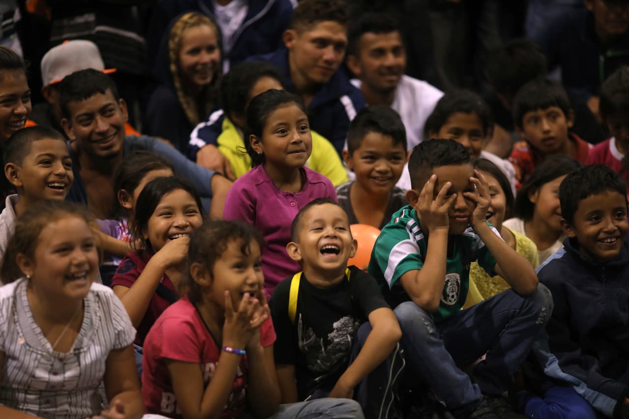 Un grupo de niños migrantes fueron entretenidos por un mago en un refugio donde se resguardaron junto a sus familiares en Guadalajara, México.12 de noviembre de 2018.
