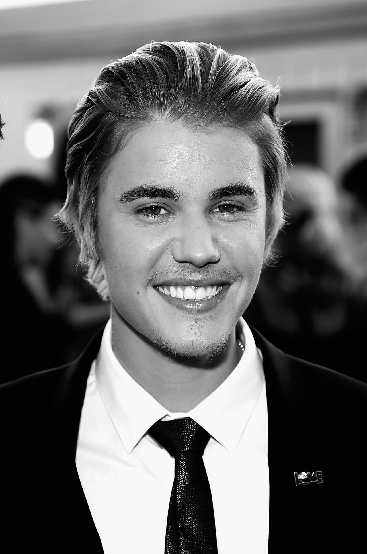 Y es tan sólo con su primer sencillo ‘What Do You Mean?’ logró su primer número uno en el Billboard Hot 100 y se convirtió en la canción número 23 en toda la historia del chart en debutar en el primer lugar, además de que colocó a Bieber como el artista masculino más joven en lograr esto.