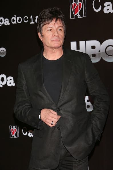 En su nueva etapa de soltero mantuvo 
<b><a href="https://www.univision.com/famosos/somos-amigos-alejandro-camacho-sepulta-rumores-al-decir-que-tere-salinas-ya-no-es-su-pareja-fotos">un romance con la también actriz Teresa Salinas</a></b>.