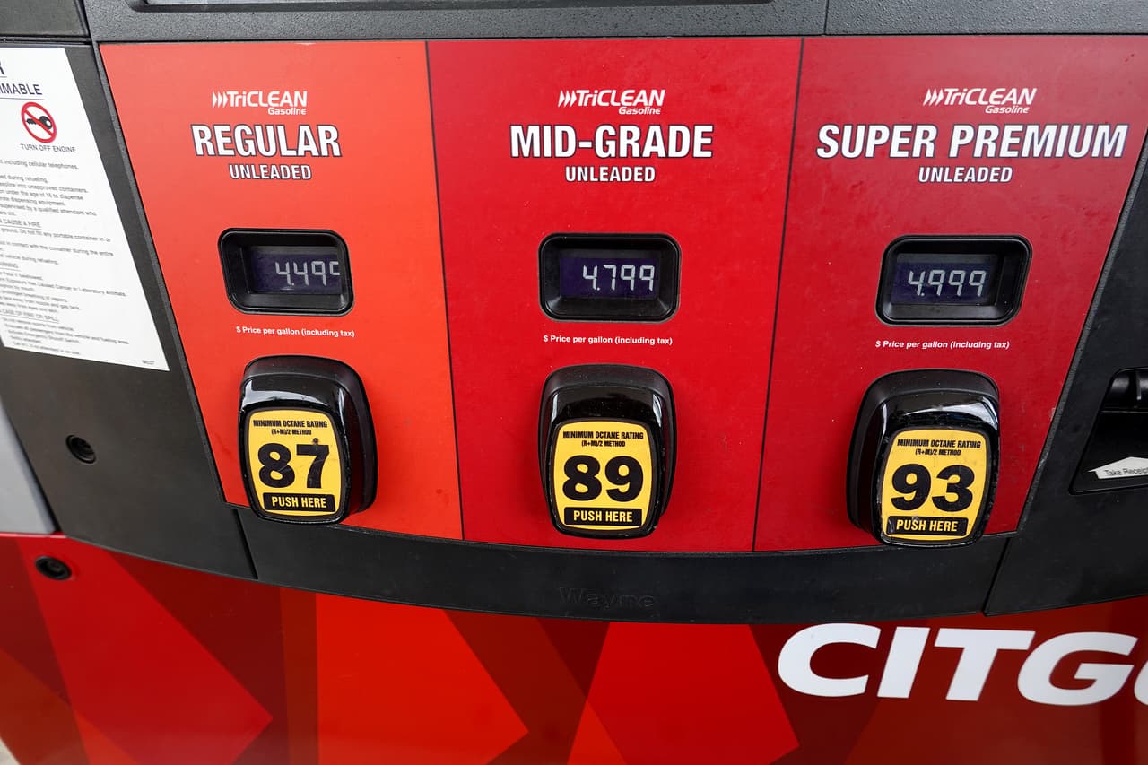 Este precio es $0.25 centavos menos que hace un mes, aunque todavía más de $1 más alto que en el mismo mes del 2021. 
<br>