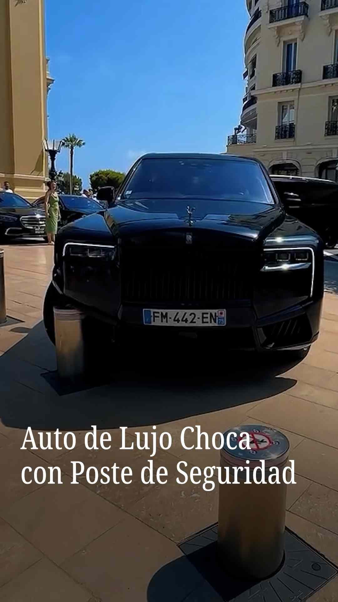 Auto de lujo choca con poste de seguridad
