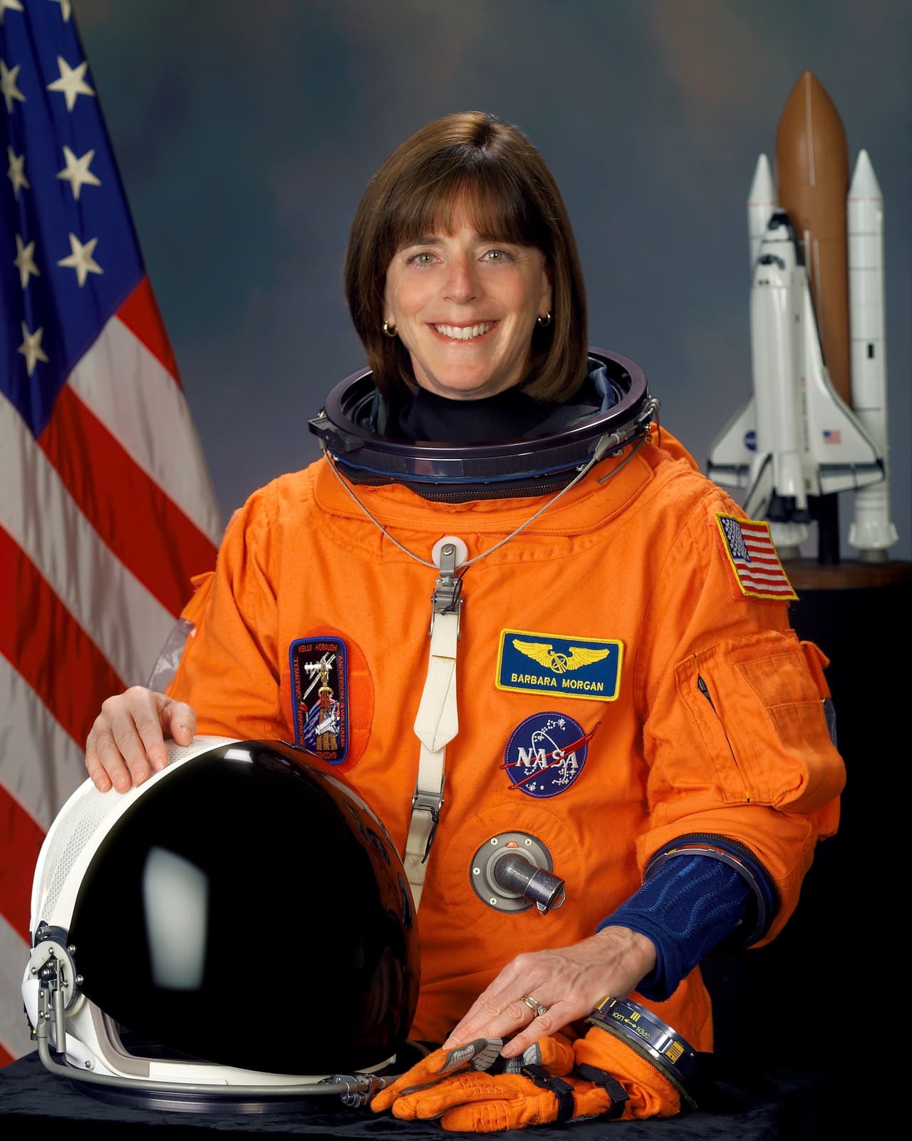 <b>Barbara Morgan</b>
<br>Es educadora y
<b> astronauta retirada de la NASA</b>. Se entrenó con la tripulación del "Challenger" como respaldo de la maestra Christa McAuliffe, y luego se desempeñó como astronauta de la NASA durante 10 años. Ahora es Educadora Distinguida en Residencia, Emérita, en la Universidad Estatal de Boise. Nació y creció en Fresno, California.