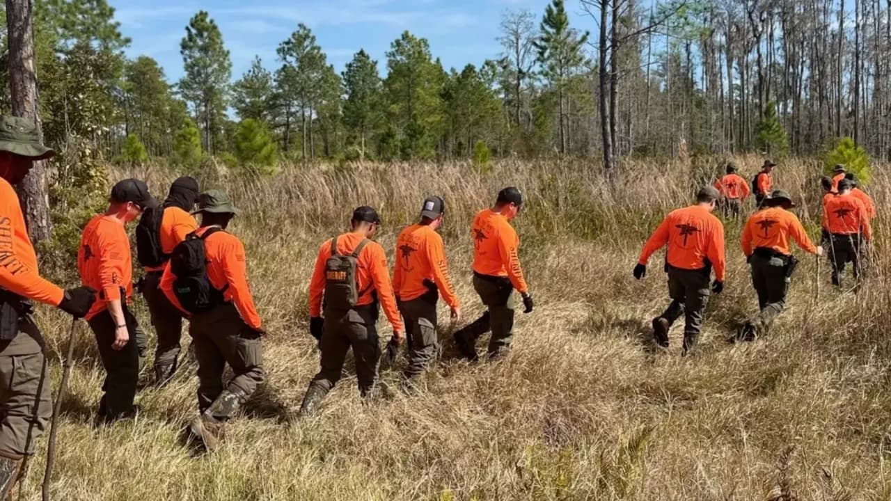 Los equipos de búsqueda de la Oficina del Sheriff del Condado de Osceola, 
<b>encontraron el cuerpo de Madeline Soto en una zona boscosa, alrededor de las 4:30 pm del 1 de marzo</b>. 
<a href="https://www.univision.com/local/orlando-wven/madeline-soto-desaparicion-nina-13-anos-arresto-stephan-sterns" target="_blank">La policía de Kissimmee precisó que fue hallado cerca de Hickory Tree Road</a>.