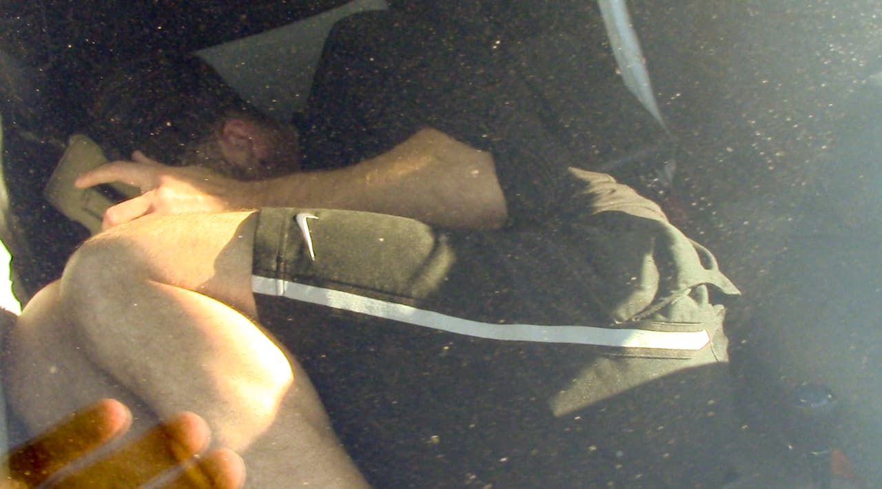 Al salir de prisión, se ocultó en la parte de atrás del coche de su familia.