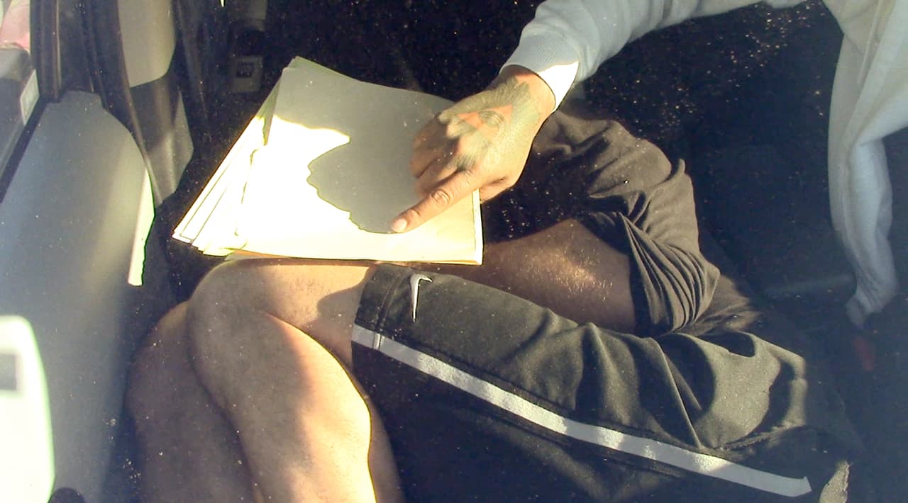 Incluso con unos fólders y papeles lo querían ocultar.