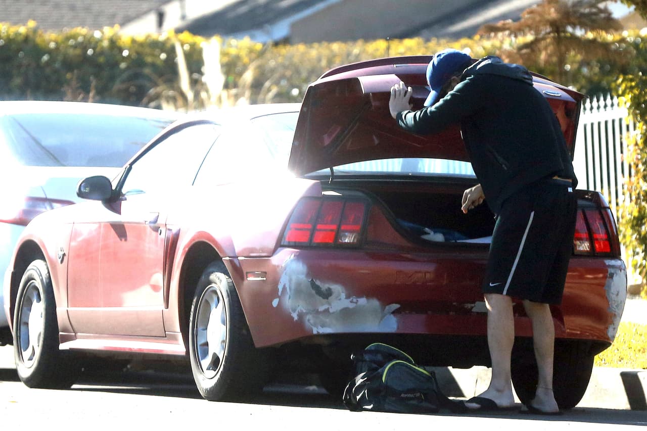 Guardó cosas en su auto.