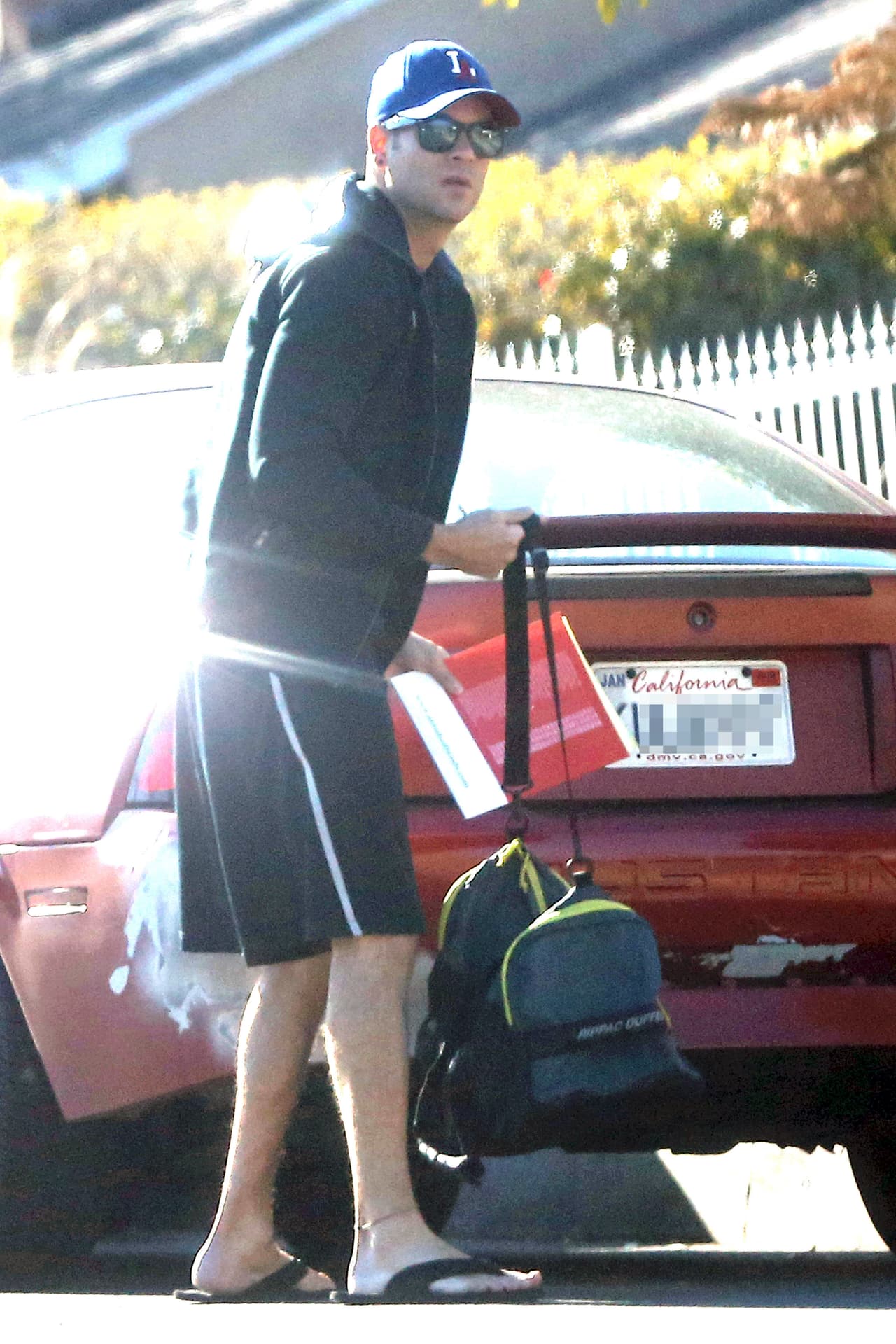 Salling iba sólo en shorts, chanclas y gorro.