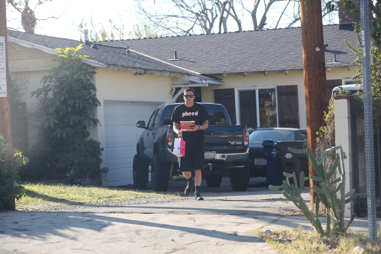 Los fotógrafos no perdieron oportunidad de ir a acecharlo a su casa.