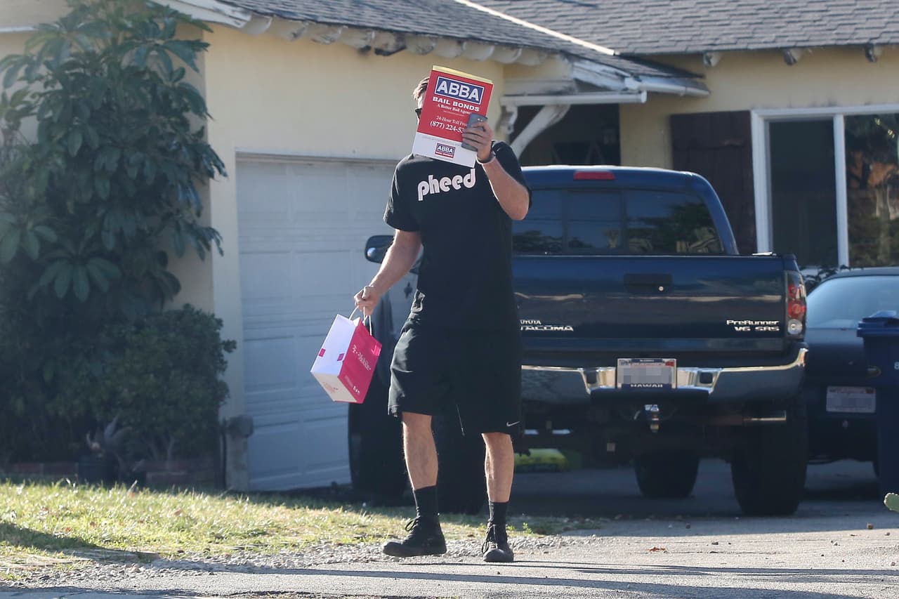 Y se tapó la cara con papeles de una agencia de fianzas.