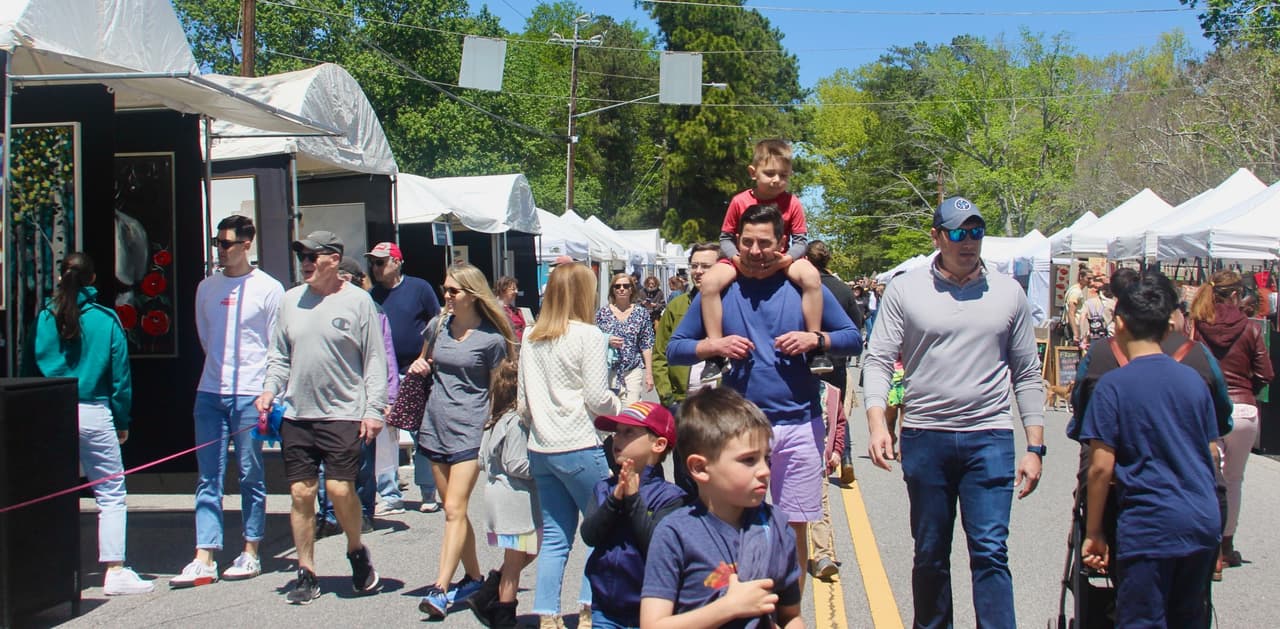 <b>Sandy Springs Artsapalooza Arts Festival</b>
<br>
<b>Fechas</b>: 30 y 31 de marzo 
<br>
<b>Lugar</b>: 6100 Lake Forrest Drive. Sandy Springs, GA
<br>
<b>Sitio web</b>: 
<a href="http://sandyspringsartsapalooza.com/">http://sandyspringsartsapalooza.com/</a> 
<br>
<br>El evento incluirá un área de juegos para niños, músicos locales, estaciones de arte interactivas y hasta 125 participantes de artes y manualidades en todas las disciplinas.