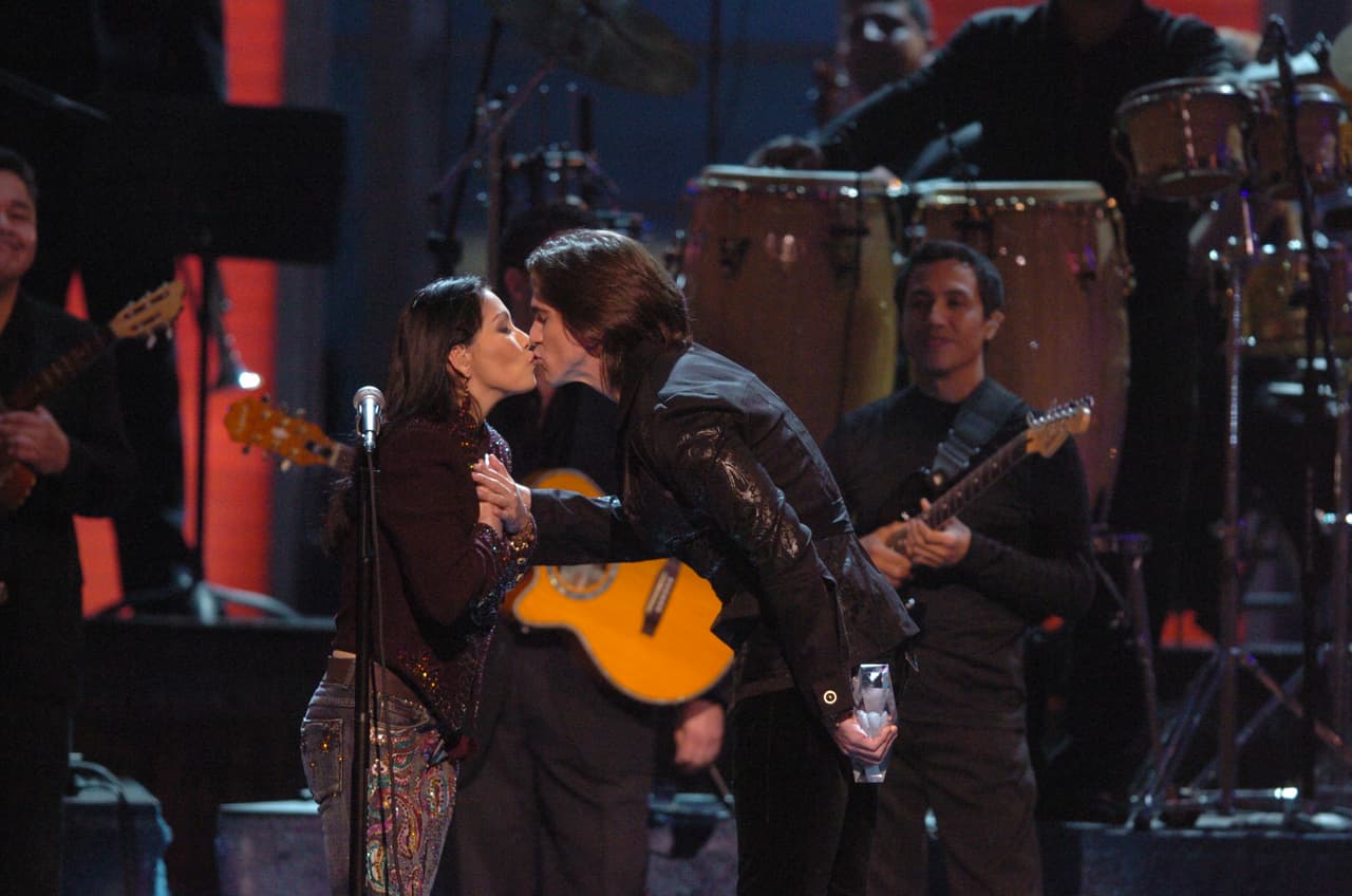 El premio lo recibió de manos de Juanes quien le dio un tierno beso en la boca a la cantautora, desatando los aplausos y gritos del público.