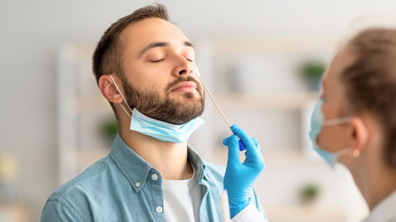 <h3 class="cms-H3-H3">COVID-19: los síntomas que evolucionan</h3>
<br>El COVID en niños y adultos ya 
<b>no siempre se manifiesta con fuerza, pero sigue activo, señala el CDC</b>. Suele comenzar de manera gradual: 
<b>primero malestar general, luego tos, algo de fiebre, y en algunos casos, pérdida del gusto o del olfato.</b>
<br>El cansancio es persistente y hay algo difícil de explicar: 
<b>la persona parece “apagada”, sin energía ni apetito. </b>
<br>En niños, puede haber dolor de cabeza, molestias gastrointestinales y mucha somnolencia.
<br>
<b>Signos que lo delatan:</b>
<br>Fatiga fuera de lo normal
<br>Pérdida del gusto o del olfato
<br>Fiebre que no baja
<br>Dolor muscular sin haber hecho ejercicio
<br>Tos seca y continua
<br>Si se sospecha,
<b> una prueba rápida puede confirmar o descartar. </b>Recuerda que aún se contagia antes de que aparezcan los síntomas visibles.