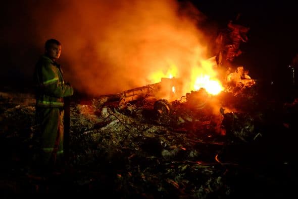 Apenas se conoció el lugar donde cayó el avión de Malaysia Airlines los expertos comenzaron a especular que podía tratarse de un ataque deliberado y no de un accidente.