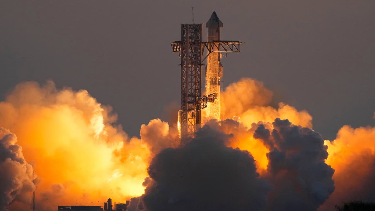 El domingo, 
<a href="https://www.univision.com/temas/spacex" target="_blank">SpaceX</a> llevó a cabo un importante vuelo de prueba con su cohete Starship, logrando 
<a href="https://www.univision.com/noticias/tecnologia/spacex-logro-recupera-cohete-starship-brazos-mecanicos-plataforma-aterrizaje" target="_blank"><b>un avance significativo en la recuperación de sus propulsores</b></a>. El lanzamiento se realizó desde la punta sur de Texas, cerca de la frontera con México. 
<b>El cohete, que mide casi 400 pies (121 metros) de altura</b>, despegó al amanecer, marcando 
<b>un nuevo capítulo en la exploración espacial.</b>