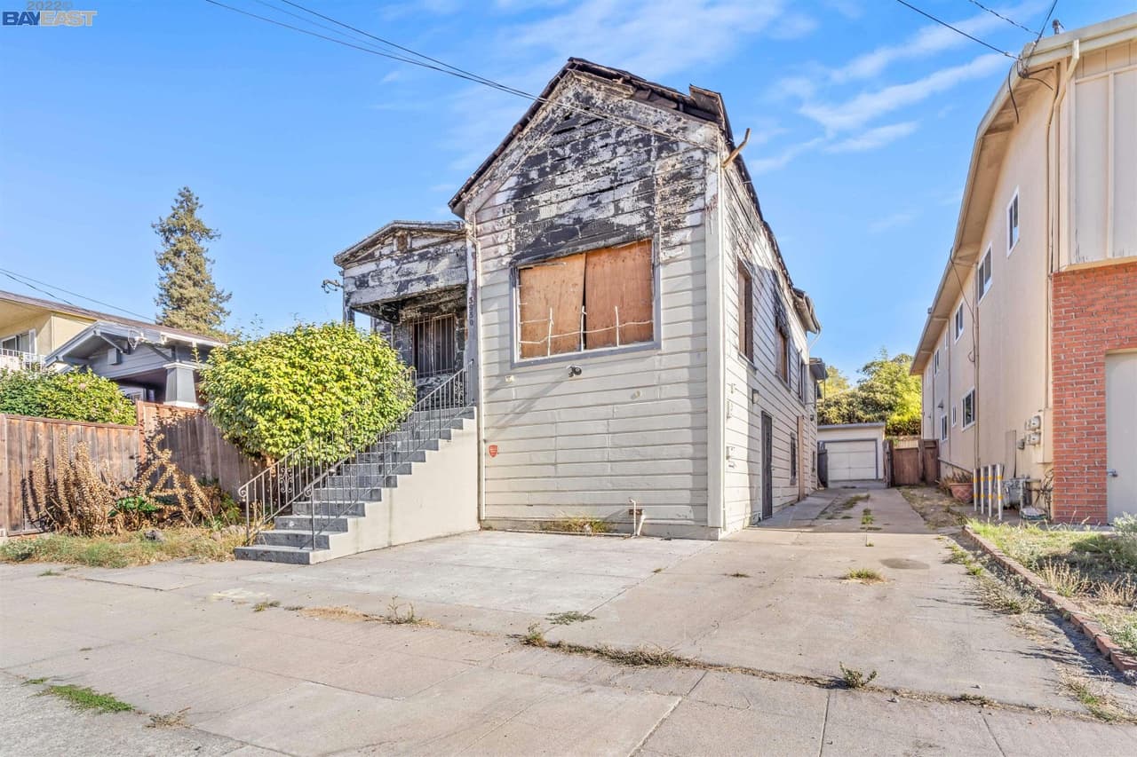 La propiedad se encuentra ubicada en el 3930 de Midvale Avenue y cuenta con 1,390 pies cuadrados de terreno.