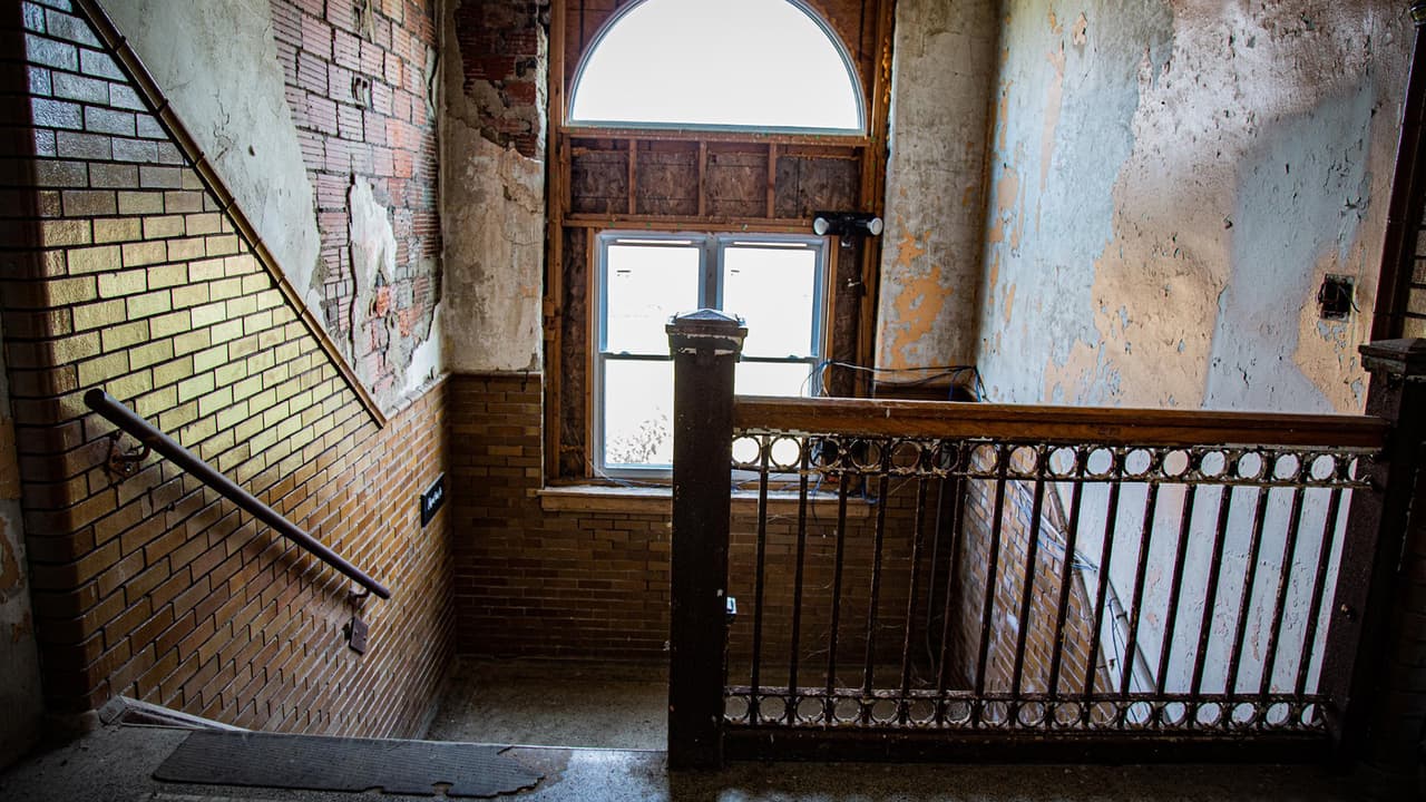 Además de permitirte 
<b>pasear a tus anchas por las propiedades</b>, las visitas incluyen caza de fantasmas con cazadores y equipo especializado vigilias nocturnas y hasta snacks y bebidas ilimitadas.