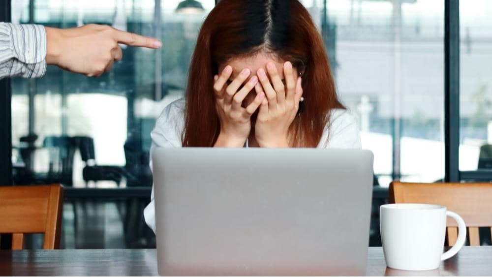 El FBI de Houston indica que los estafadorees se identifican como oficiales de la agencia federal.