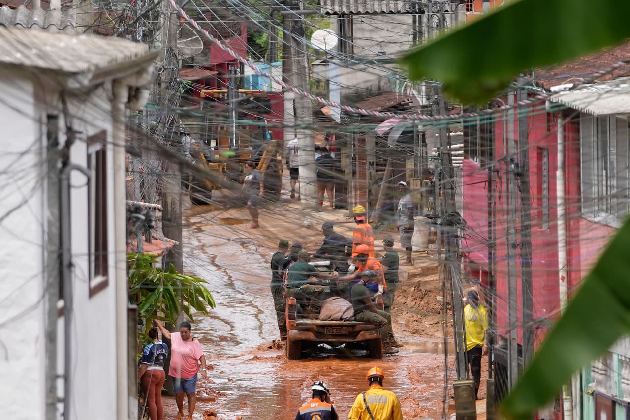 Tras los deslaves, algunas personas saquearon algunas viviendas, lo que ha llevado que los residentes se nieguen a abandonar de nuevo sus hogares, según las autoridades.