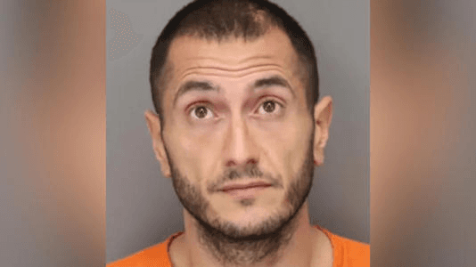 La madrugada del 29 de enero, Renato Muhaj golpeó a sus padres, los amenazó con un machete y les quitó sus teléfonos celulares para que no pudieran pedir ayuda, pero uno de ellos logró escapar y dar aviso de lo que ocurría.