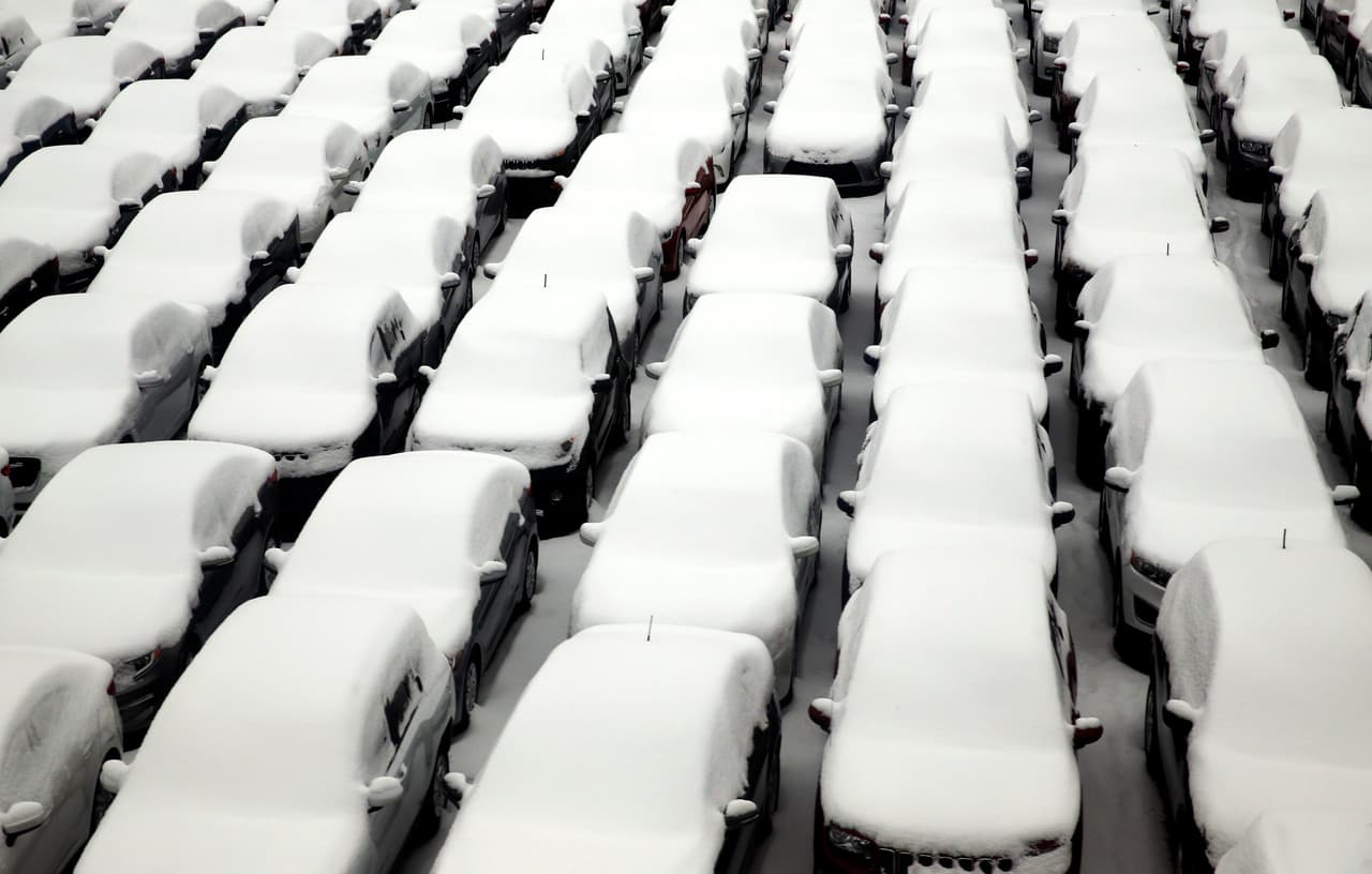 Chicago está bajo alerta invernal desde el sábado debido a una tormenta que, el domingo ya dejó varias pulgadas de nieve en la ciudad. En la imagen, un estacionamiento de vehículos de alquiler en el Aeropuerto Internacional O'Hare.