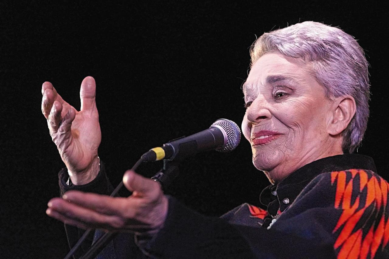 <h2 class="cms-H2-H2">Chavela Vargas</h2>
<br>
<br>La inigualable Chavela Vargas, es una de las artistas más emblemáticas de la música ranchera. Costarricense de nacimiento, pero nacionalizada mexicana, hizo célebre, además de sus canciones, la frase: “¡Los mexicanos nacemos donde nos da la rech*ng*da gana!”. Tuvo que enfrentar enormes desafíos por su orientación sexual, pero se convirtió en un ícono de la comunidad LGBTQ+ que con su poderosa voz abordó el amor y el desamor sin restricciones. 
<br>