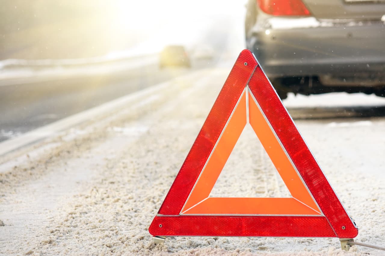 <b>Detén tu vehículo completamente</b>
<br>Cuando lo anterior no fue suficiente, la aguja del termómetro no baja y comienza a salir humo blanco debajo del cofre, entonces tienes que alejarte del camino y estacionarte en una zona segura.