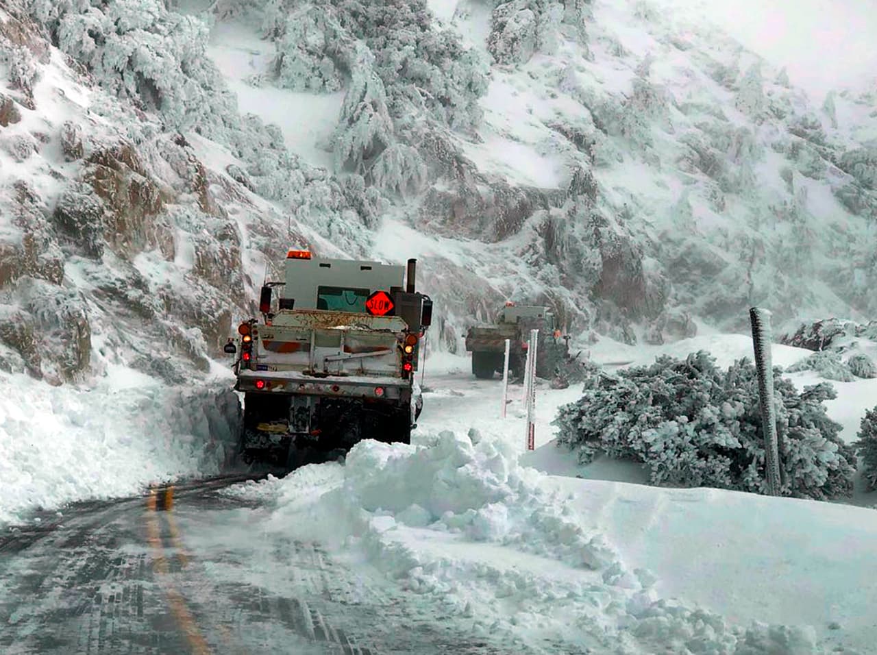 El Departamento de Transporte de California (CalTrans) trabajan arduamente, para despejar varios pies de nieve, esta imagen es en la Ruta Estatal de California 2, la Autopista Angeles Crest, a una elevación de 6,000 pies en las montañas de San Gabriel por encima de Montrose en el sur de California.