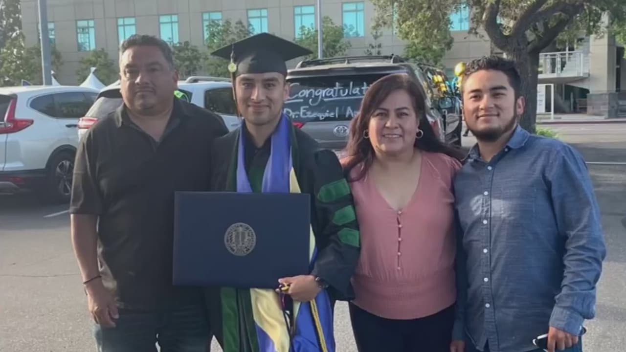 "Al fin he podido lograr mi sueño": este hispano es el primer dreamer en graduarse de medicina en UC Irvine