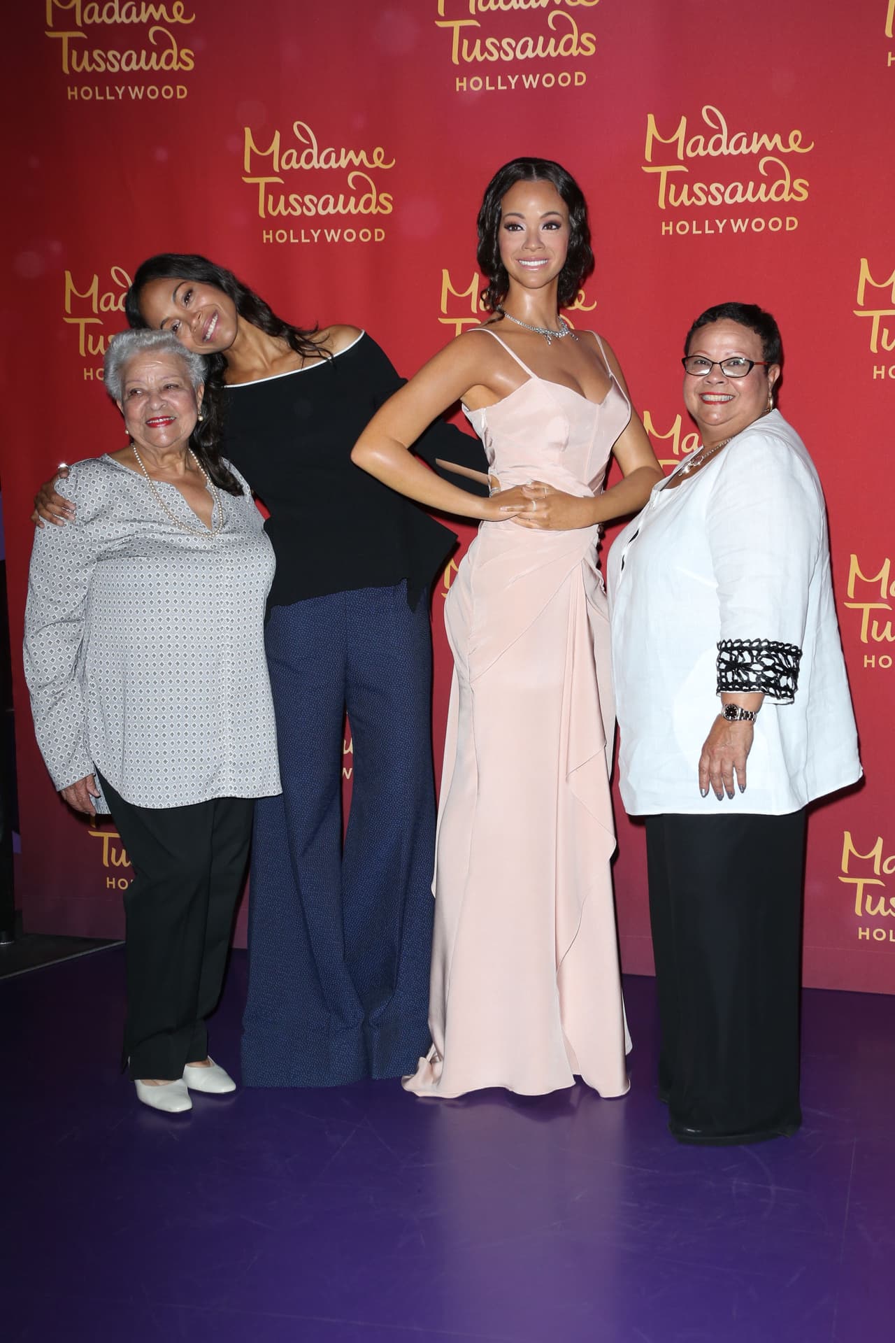 Zoe también estuvo acompañada de su mamá, Asalia Nazario, y su abuelita, Argentina.