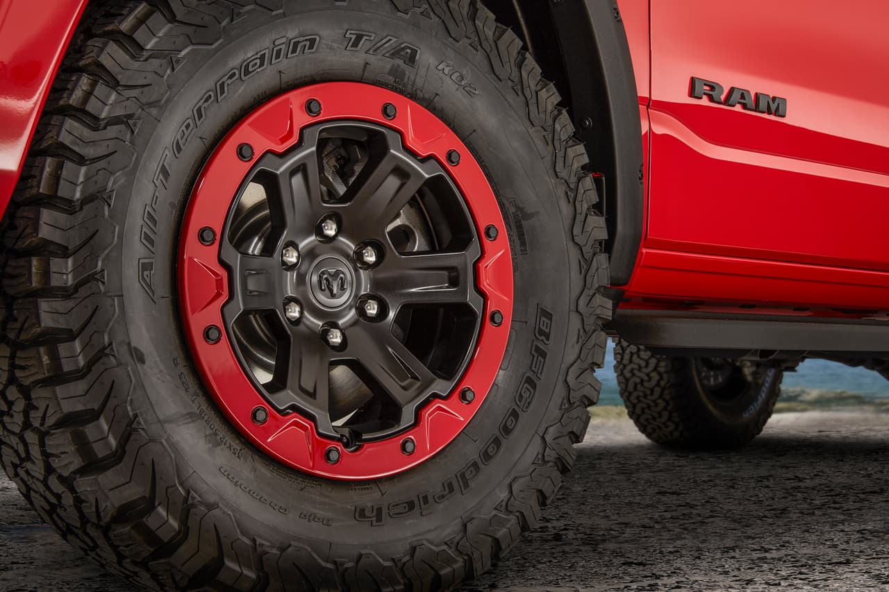 Utiliza 
<b>neumáticos todoterreno, rines de 18 pulgadas</b> con diseño de seis tuercas y 'beadlock' para mejor sujeción de las llantas incluso en caso de que tengan que desinflarse para mayor agarre y tracción.