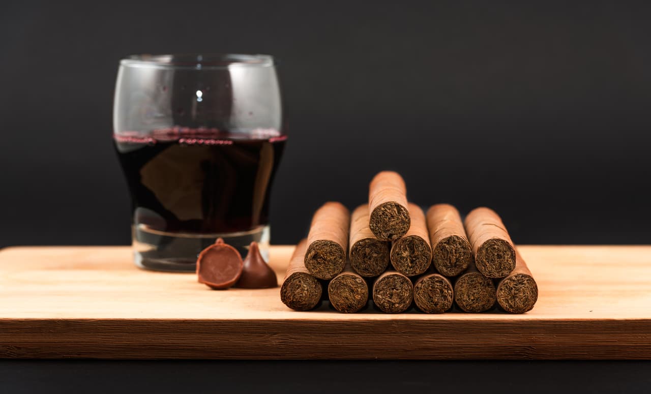 Los mayores de 18 años pueden llevar un máximo de 10 cajetillas de cigarros, 25 puros o 200 gramos de tabaco, hasta 3 litros de bebidas alcohólicas y 6 litros de vino.