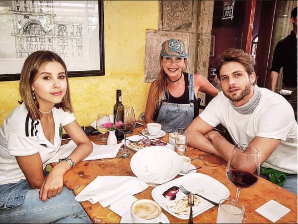 Previo al partido, el actor argentino Horacio Pancheri, disfrutó de una comida con su novia Paulina Goto y su amigo Diego Olivera.
