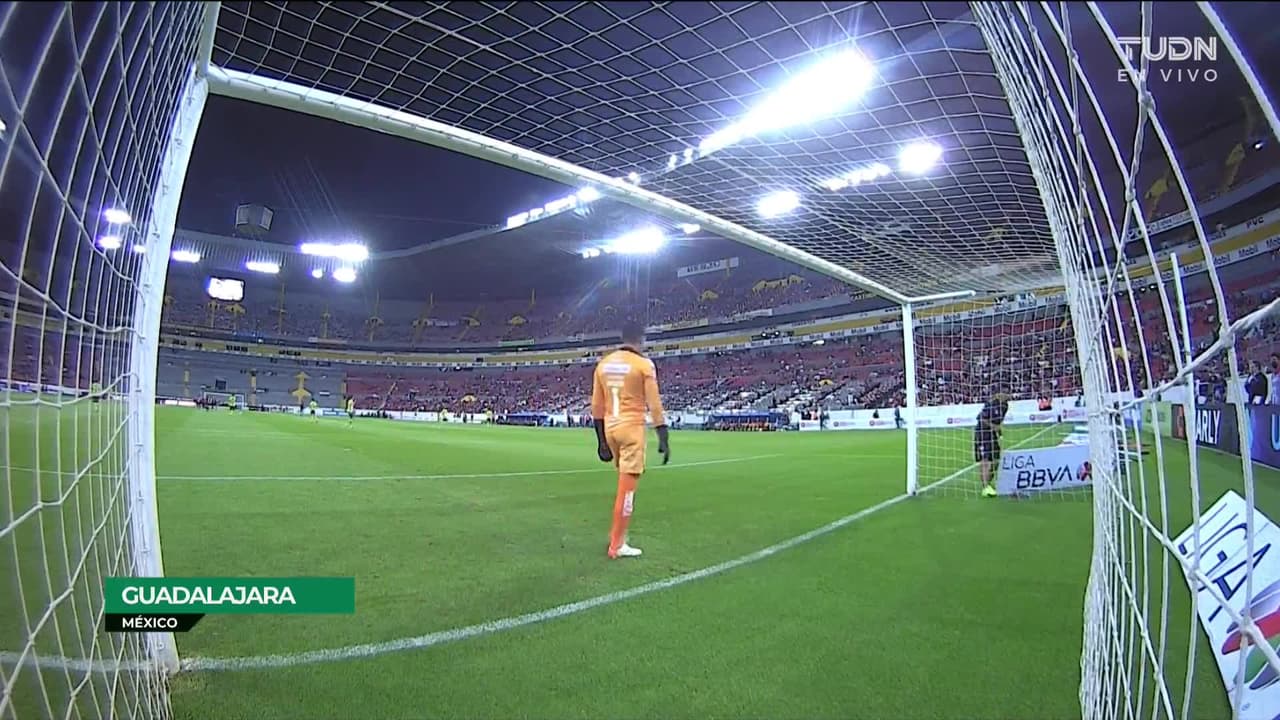 Arranca el partido y la pelota está en juego.