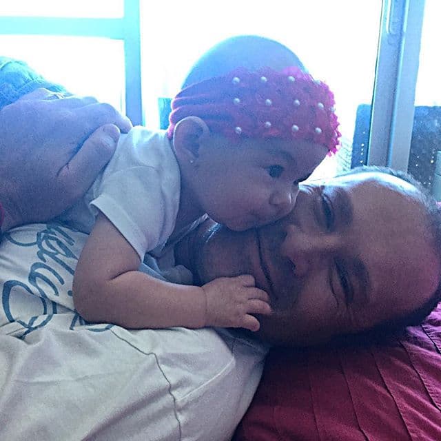 ¡Qué ternura! Baby Michelle tiene enamorado a papá. (3 de octubre)