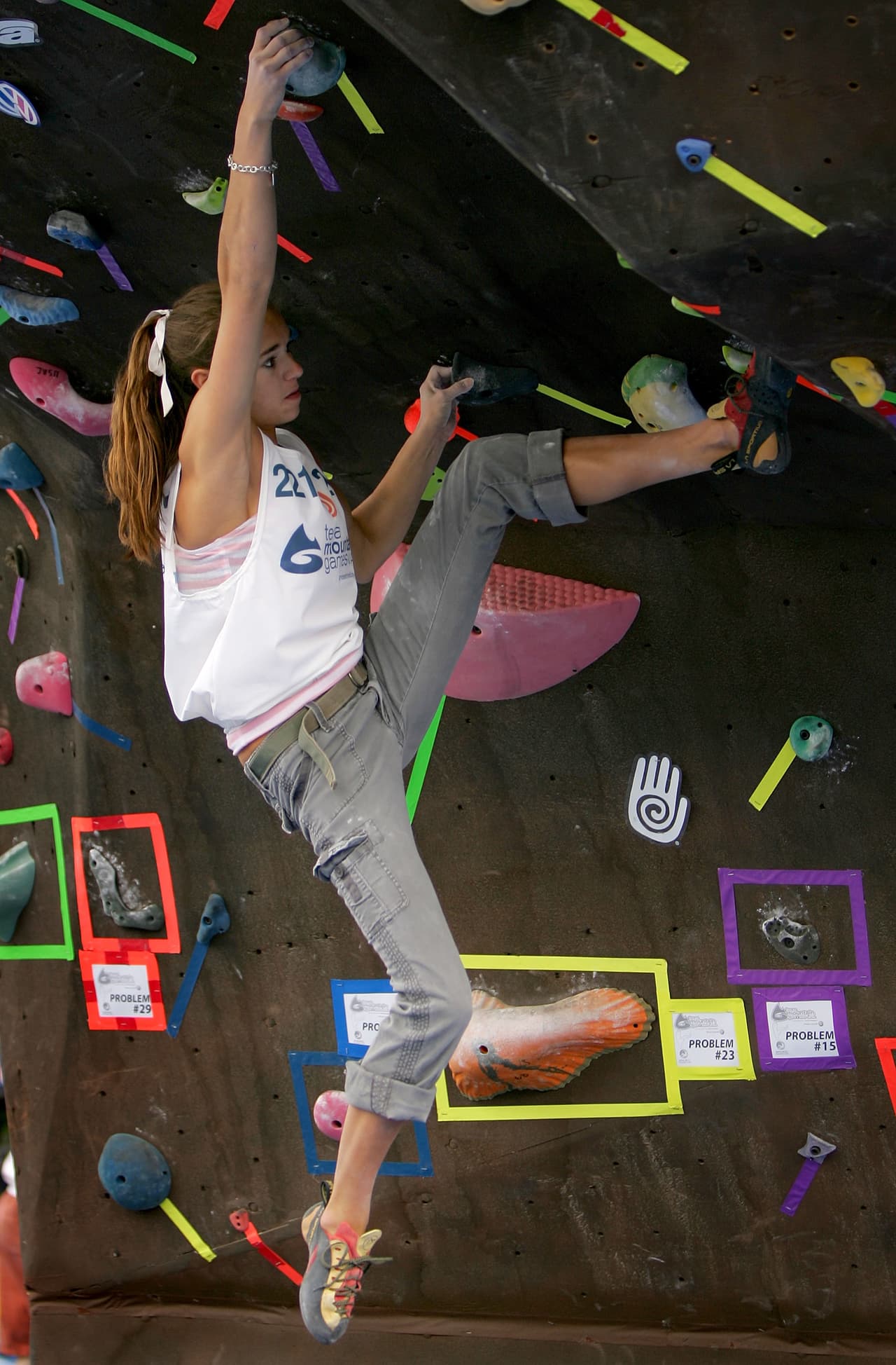 <b>Flower Mound, Texas</b> 
<br>Fue catalogada como 
<a href="https://www.univision.com/local/austin-kakw/estas-son-las-siete-ciudades-de-texas-mas-seguras-para-criar-hijos-fotos" target="_blank">la 5 ciudad más segura de Estados Unidos</a>. A menudo es reconocida como una de las ciudades más seguras de Texas. Ubicada al norte de Fort Worth y Dallas, esta ciudad ha invertido en un extenso sistema de senderos y un centro de salud comunitario. 
<br>
<br>Flower Mound también tiene un consejo de acción juvenil que asesora a los funcionarios de la ciudad sobre programas e iniciativas educativas. 
<br>
<br>
<b>Población: </b>75,101. 
<br>
<b>Población hispana (2018): </b>5,433. 
<br>
<b>Ingreso promedio: </b>$128,426. 
<br>
<b>Tasa de graduación:</b> 96,9%. 
<br>
<b>Tasa de delincuentes sexuales (por cada 10.000):</b> 2,30.