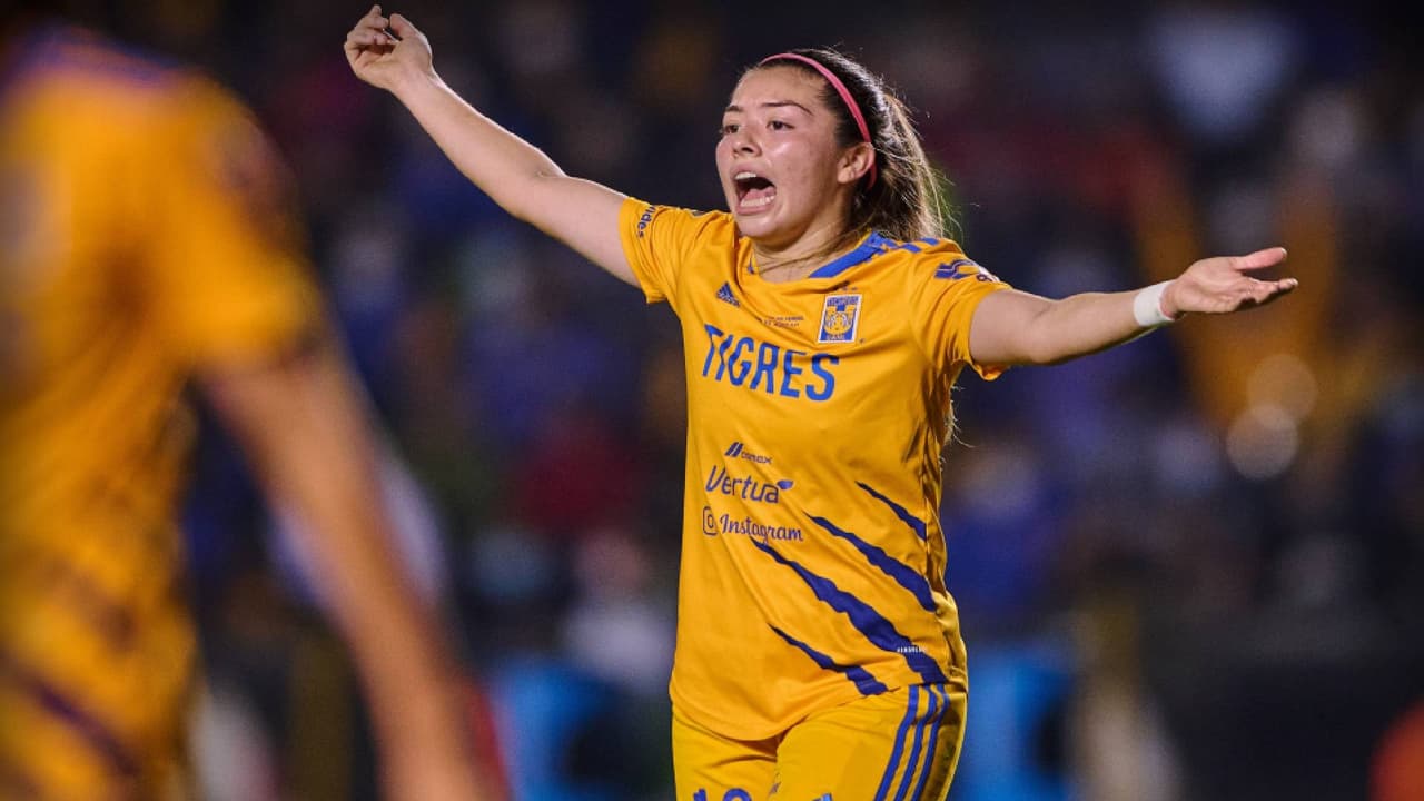 Afición hace tendencia a Katty Martínez para que no se vaya de Tigres