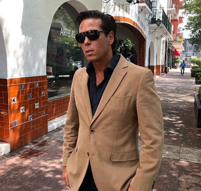 El actor Roberto Palazuelos reaccionó ante la escena en la que se plasmó la forma en que supuestamente habría iniciado su distanciamiento con el cantante.