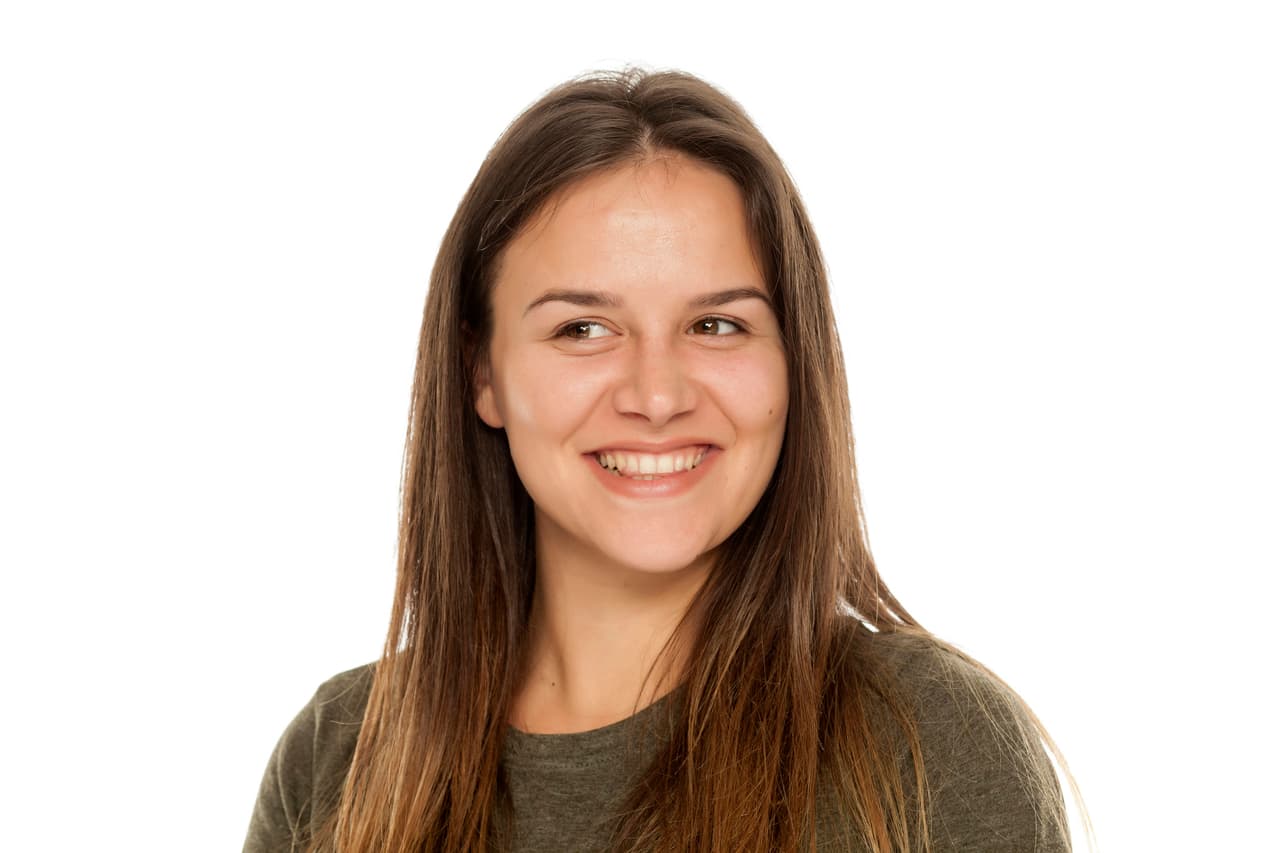 El despertamos unos minutos tarde puede provocar que no nos alcance el tiempo para maquillarnos o arreglarnos para ir a la escuela o al trabajo, pero no todo está perdido, ya que existen unos tips muy sencillos que te ayudarán a verte espectacular sin una sola gota de maquillaje.