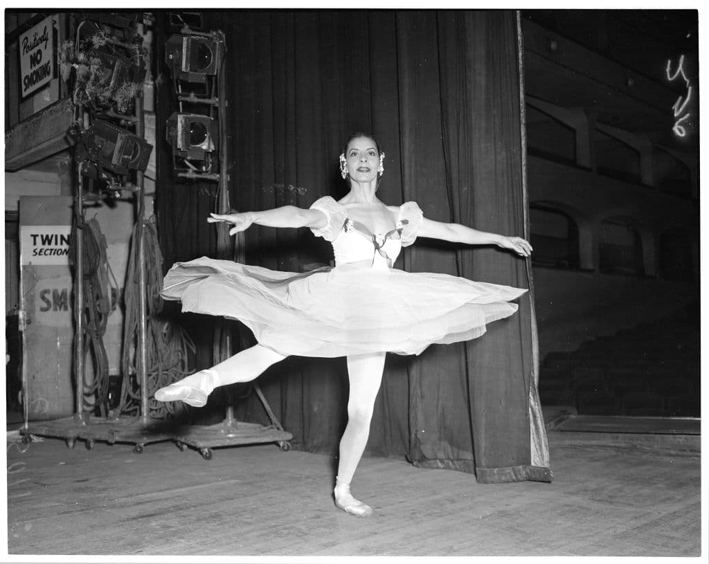 La aclamada bailarina bailó durante una parte de su carrera bajo limitaciones visuales, luego de varias cirugías por las que los médicos le recomendaron que dejara la danza. (Crédito: Los Angeles Examiner/USC Libraries/Corbis via Getty Images)