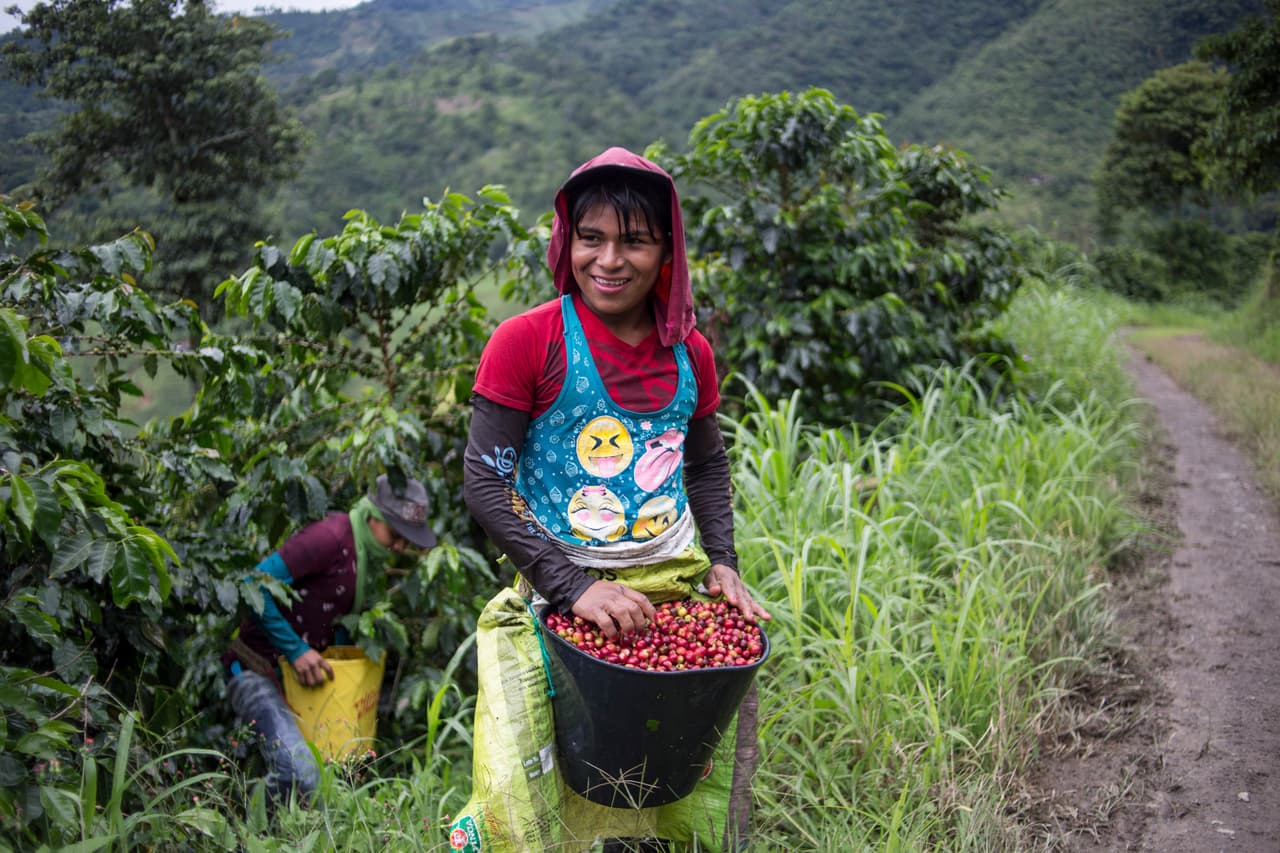 A los 12 años, a Elsa la ataron a un cepo por vestirse de mujer, el mismo castigo que se les da a ladrones o violadores en su comunidad. A los 13 años huyó.