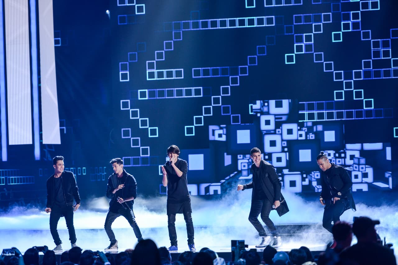 Por primera vez en el escenario de Premio Lo Nuestro los chiscos de CNCO presentaron su nuevo sencillo 'Tan Fácil'.
