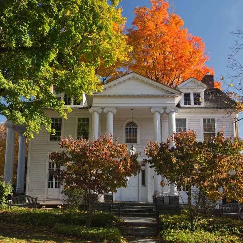 <b>Milford</b>. Otro gran pueblo de montaña de Pocono para explorar es Milford. Este pequeño destino es pintoresco e histórico, por lo que es una gran escapada. Puedes caminar por el centro de la ciudad y disfrutar de los restaurantes y boutiques locales, o embarcarte en una de las muchas oportunidades de aventuras al aire libre.
<br>
<br>
<b><a href="https://goo.gl/maps/oUBAVGi3KrW3Hf267">Cómo llegar</a></b>