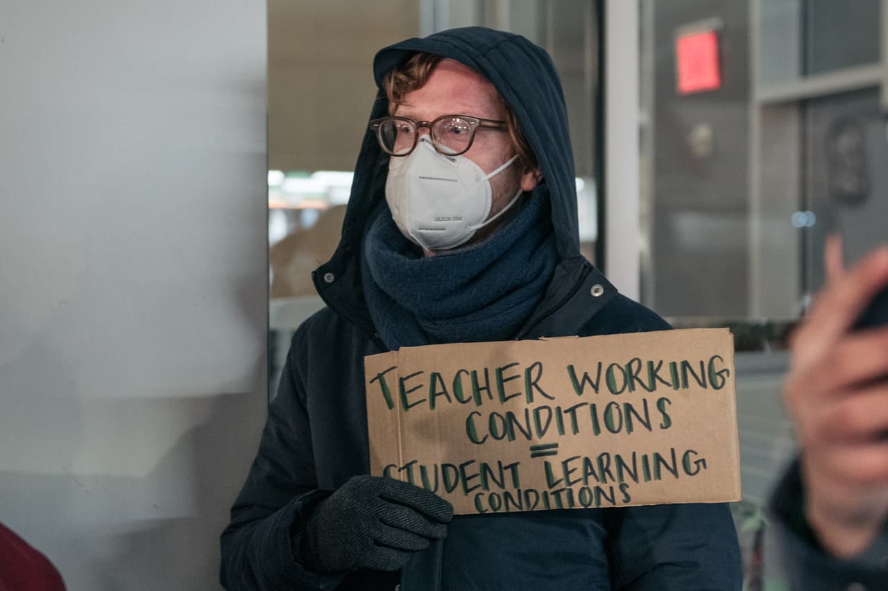 Entre las medidas que piden está el uso de mascarillas tipo KN-95 dentro de las escuelas, así como una mayor disponibilidad de pruebas y un confinamiento obligatorio para quienes estuvieron expuestos al virus.