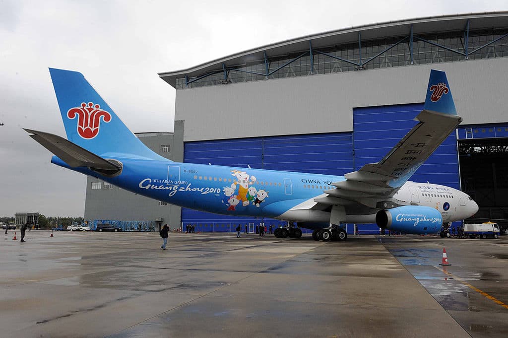 <h3 class="cms-H3-H3">Puesto 13: China Southern Airlines</h3>
<br>
<br>La aerolínea más grande de China, fundada en 1988. Con sus centros de operaciones principales en el Aeropuerto Internacional de Guangzhou Baiyun y el Aeropuerto Internacional de Beijing Daxing, Southern Airlines opera más de 2,000 vuelos a más de 200 destinos al día.