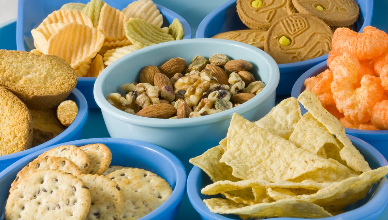 <b>Consume alimentos salados.</b> La sal es uno de los elementos que se drenaron con el consumo de alcohol, así es que galletitas de soda, frutos secos, maní y golosinas saladas como las papitas fritas, son algo que tienes que tener a mano. 
<br>