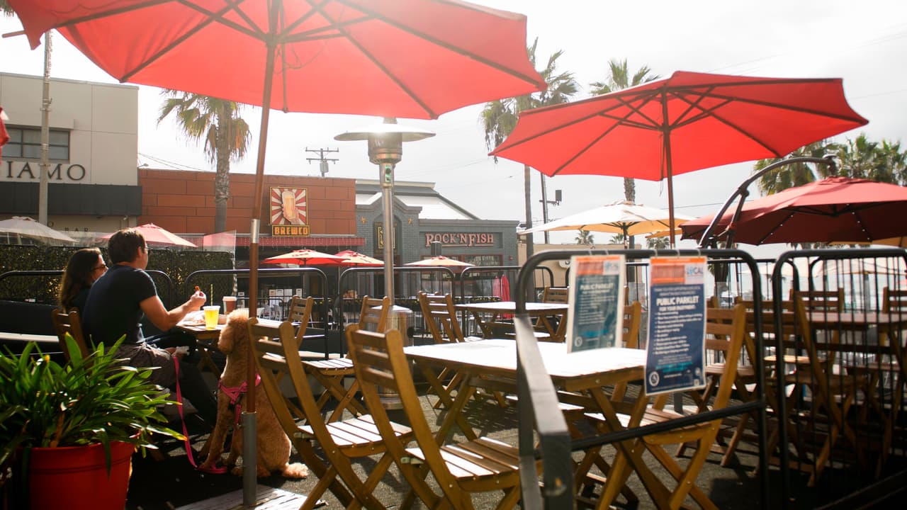 Los restaurantes de Bakersfield, al igual que en el resto de California, solo podrán prestar servicios de comedor al aire libre.